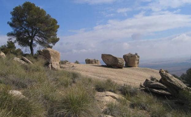 Imagen principal - Un costado del Monte Arabí, la silueta de este desde la carretera de Fuente Álamo y una erosión alveolar en una roca biocalcárea.