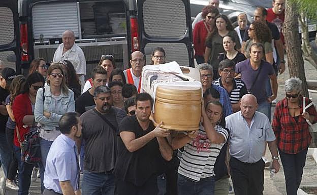 Familiares y amigos de Rosa María, portando el féretro.