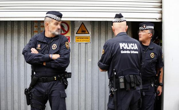 Agentes, custodiando las urnas.