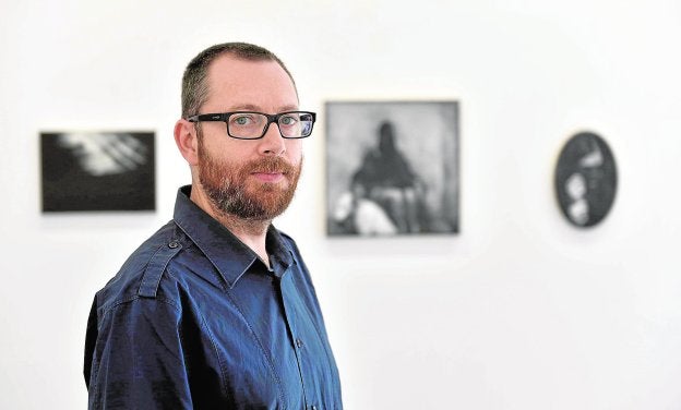 Josep Tornero, delante de tres de sus obras en la galería T20.