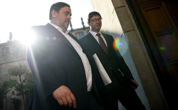 Oriol Junqueras (i.) y Carles Mundó (d.).