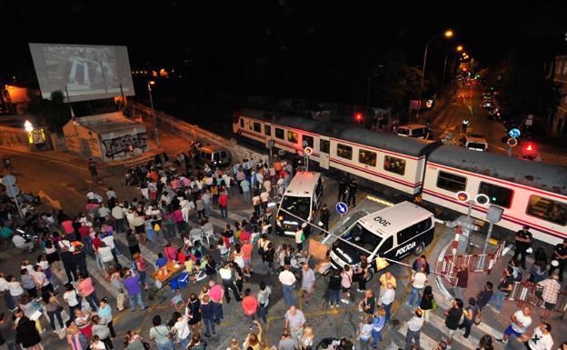 Cientos de vecinos se manifiestan junto a las vías.