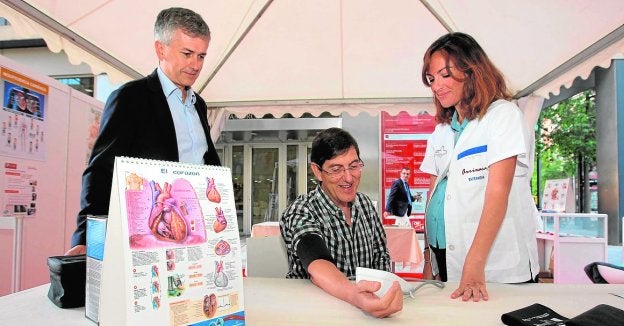 El consejero de Salud, Manuel Villegas, tomándose la tensión, ayer en la carpa que la Sociedad Española del Corazón instaló en el centro de Murcia.