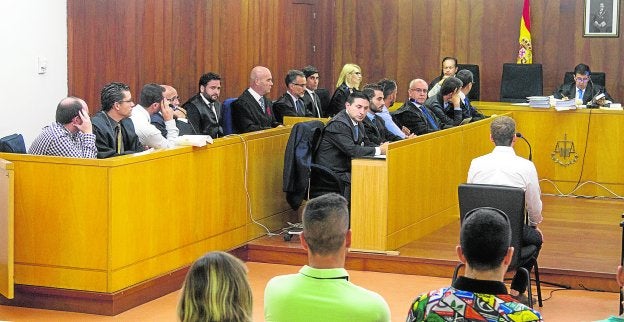 Uno de los agentes, declarando ayer en la Audiencia Provincial. A su izquierda, los otros cuatro acusados, junto a sus abogados, se giran para no ser fotografiados.