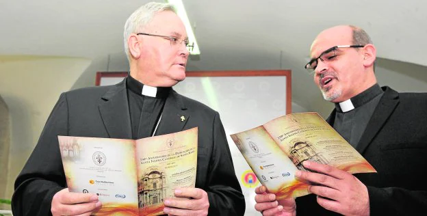 El obispo Lorca Planes y el deán Tudela comentan los detalles del programa presentado ayer.