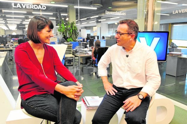María González y Diego Conesa, ayer, en la redacción de 'La Verdad'.