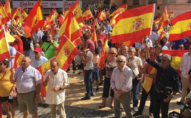 Banderas de España en el acto convocado por el ayuntamiento de Cartagena, este sábado.