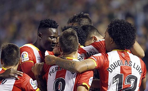 Los jugadores del Girona celebran el gol de Juanpe.