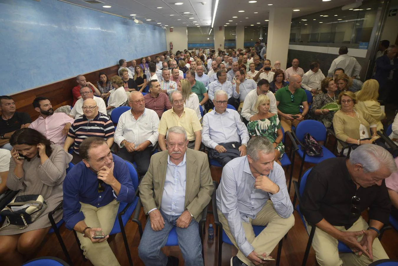 La Junta Directiva del PP, de la que forman parte cerca de 200 cargos, designó este viernes por la tarde a Fernando López Miras presidente del partido por aclamación