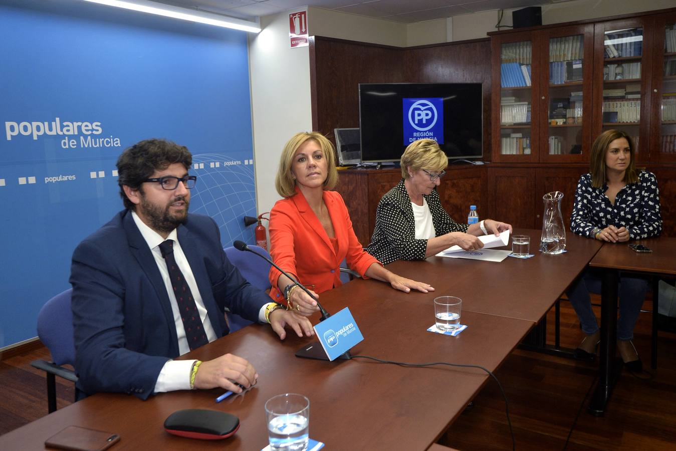 La Junta Directiva del PP, de la que forman parte cerca de 200 cargos, designó este viernes por la tarde a Fernando López Miras presidente del partido por aclamación