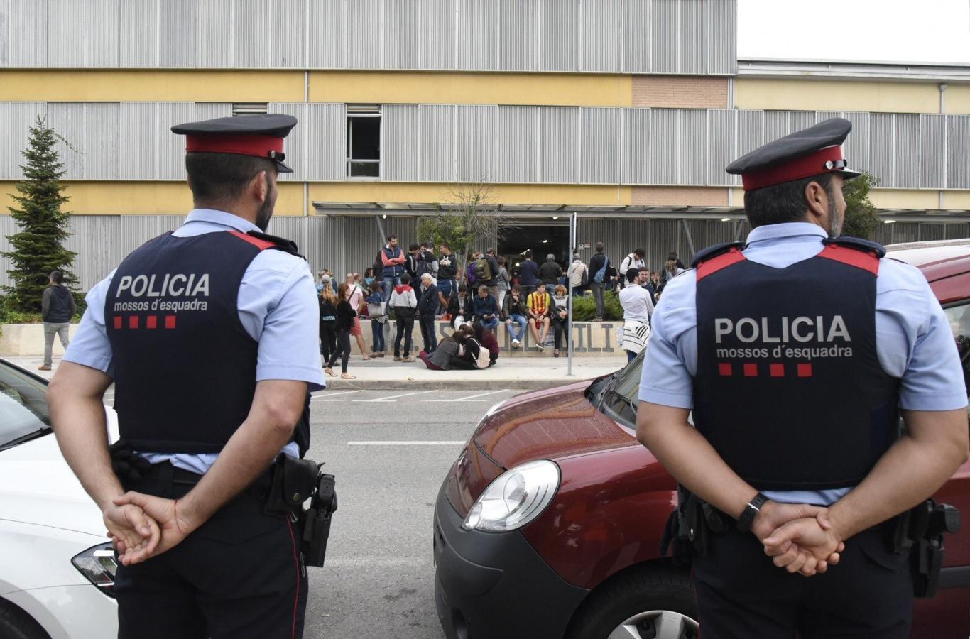 En varios puntos de Cataluña se han vivido momentos de tensión, entre manifestantes y agentes de policía, durante el referéndum soberanista