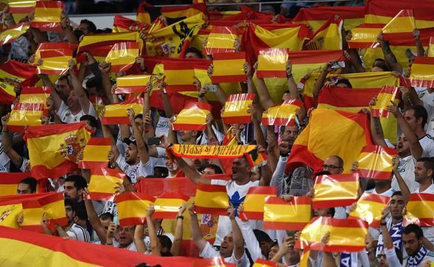 Multitud de banderas españolas en el Santiago Bernabéu.