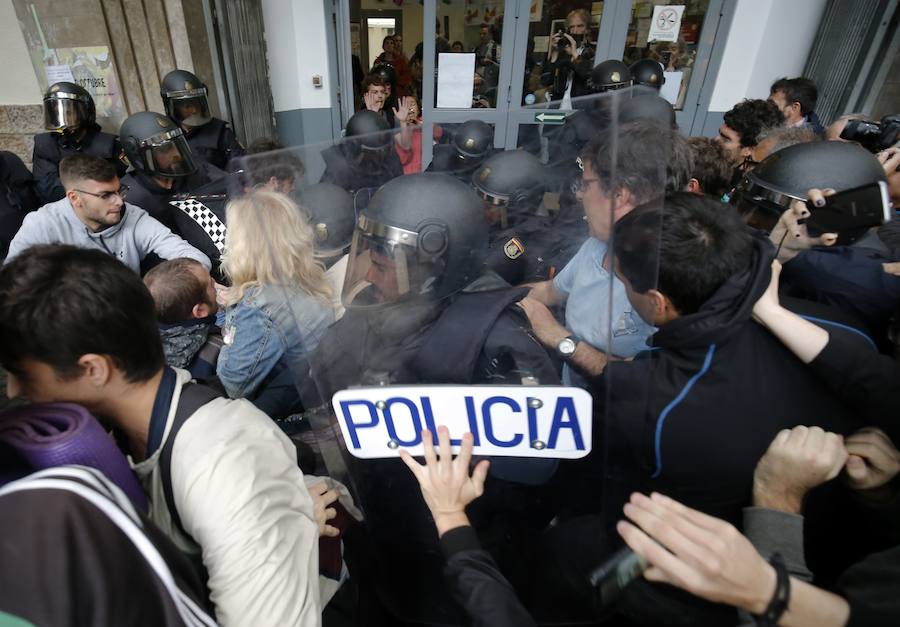 Los agentes retiran a los concentrados de la zona más cercana a los colegios electorales entre gritos de «independencia» y «queremos votar»