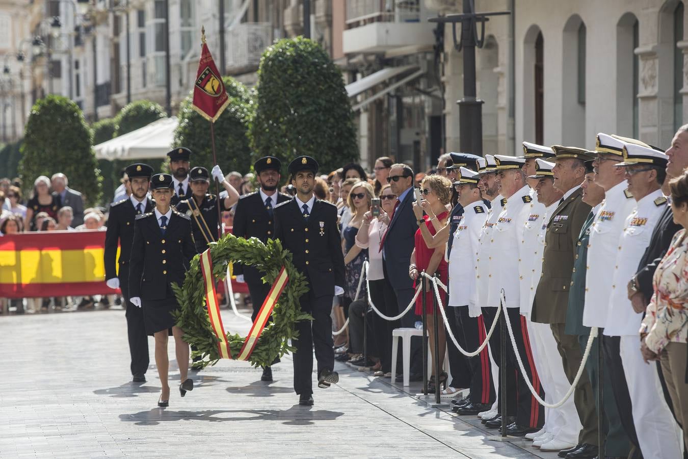 Los actos de la festividad policial fueron celebrados en la calle del Carmen, frente a la escultura de los Ángeles Custodios, de Juan José Quirós.