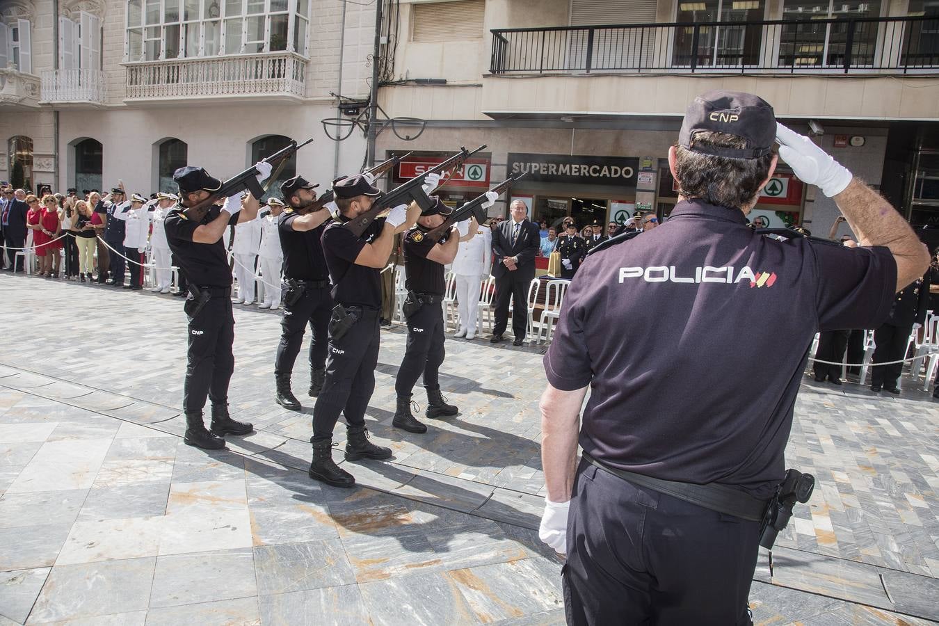 Los actos de la festividad policial fueron celebrados en la calle del Carmen, frente a la escultura de los Ángeles Custodios, de Juan José Quirós.