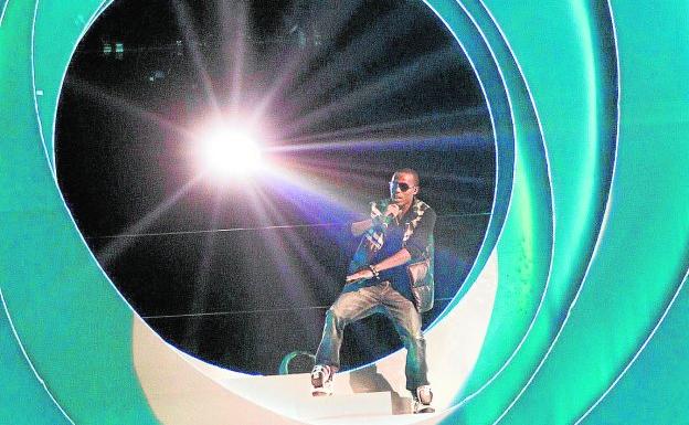 El cantante B.o.B, 'apóstol' de la Tierra plana, en una actuación en la MTV.