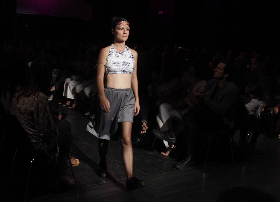 El Centro Párraga de Murcia acogió el pasado fin de semana la plataforma de moda Bloque 2017, en el que firmas como Las Culpas presentaron su nueva colección. Según sus diseñadores, esta línea «recapacita sobre el lenguaje de los uniformes, del grupo y la educación». «Habla sobre el poder que el 99% de la gente tiene en sus manos; habla de huir de la alineación y de la imposición del sistema capitalista y patriarcal que se te "brinda" al nacer»