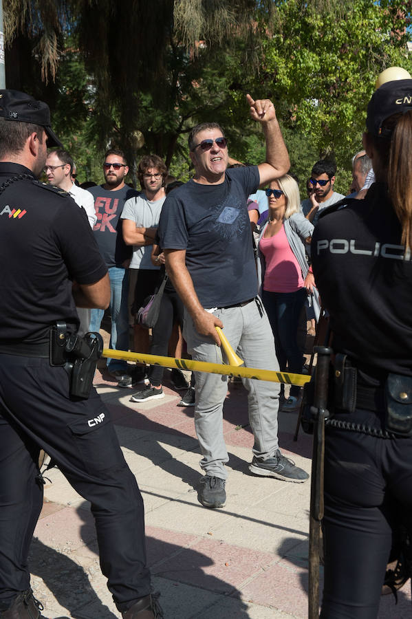 La reanudación de las obras ha encendido los ánimos de los vecinos que desde primera hora de esta mañana protestan en la vía provisional. Los momentos de mayor tensión se han producido esta mañana cuando la gente ha intentado quitar las vallas y los agentes lo han impedido formando una columna. 