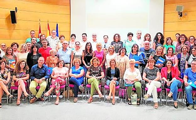 Los concejales de Servicios Sociales y directores de centros municipales, ayer, con la consejera. 