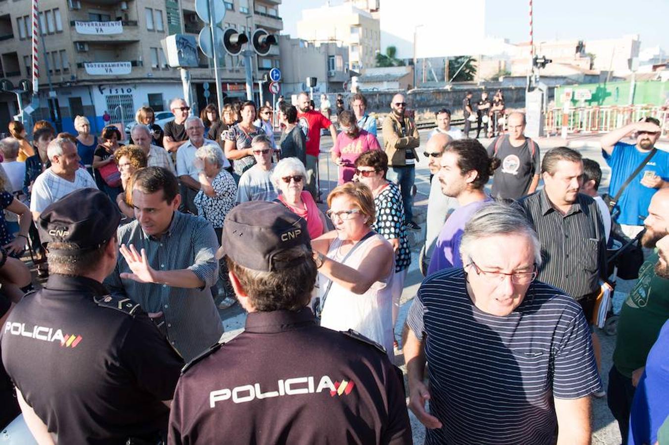 La reanudación de las obras ha encendido los ánimos de los vecinos que desde primera hora de esta mañana protestan en la vía provisional. Los momentos de mayor tensión se han producido esta mañana cuando la gente ha intentado quitar las vallas y los agentes lo han impedido formando una columna. 