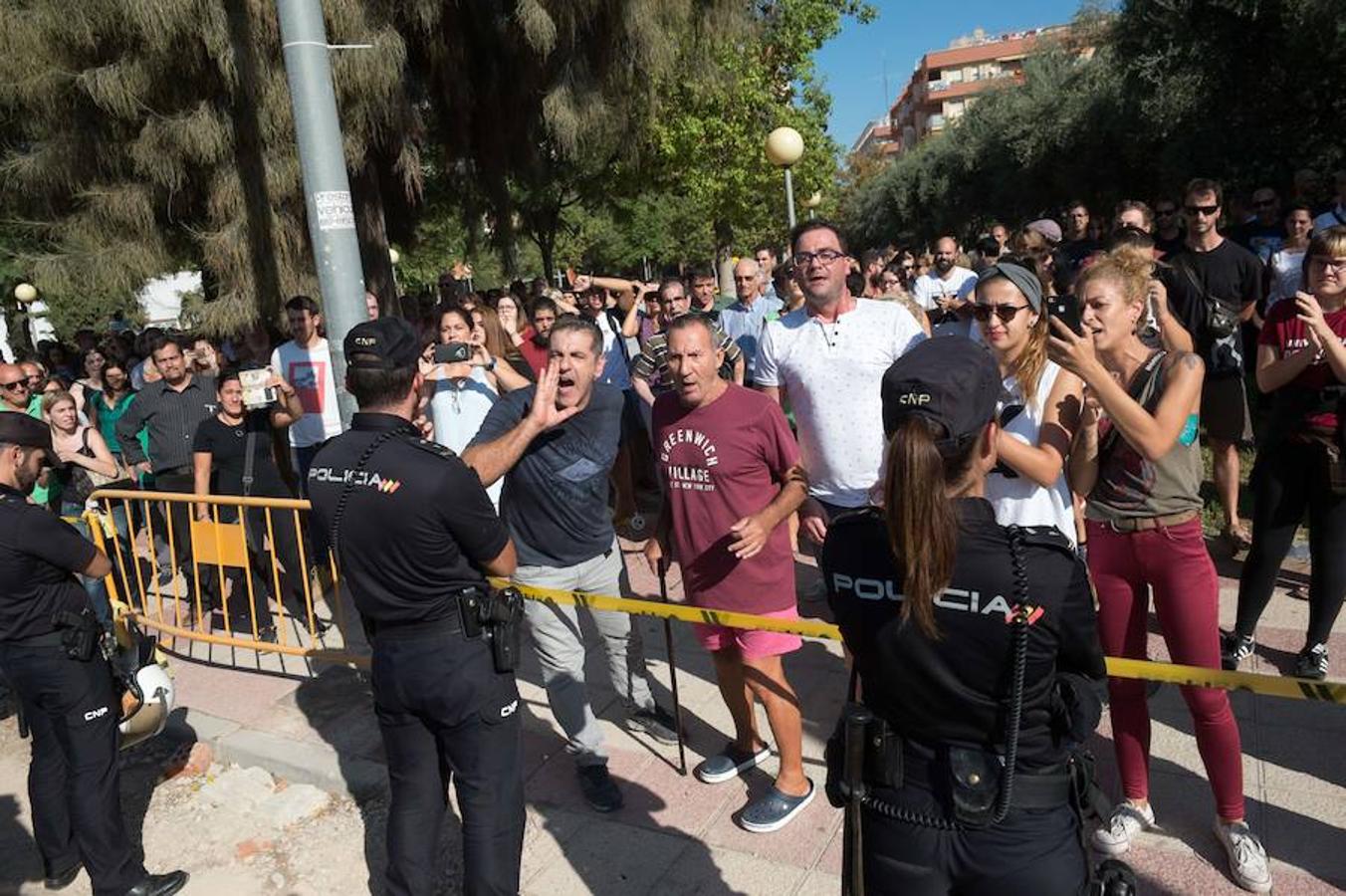 La reanudación de las obras ha encendido los ánimos de los vecinos que desde primera hora de esta mañana protestan en la vía provisional. Los momentos de mayor tensión se han producido esta mañana cuando la gente ha intentado quitar las vallas y los agentes lo han impedido formando una columna. 