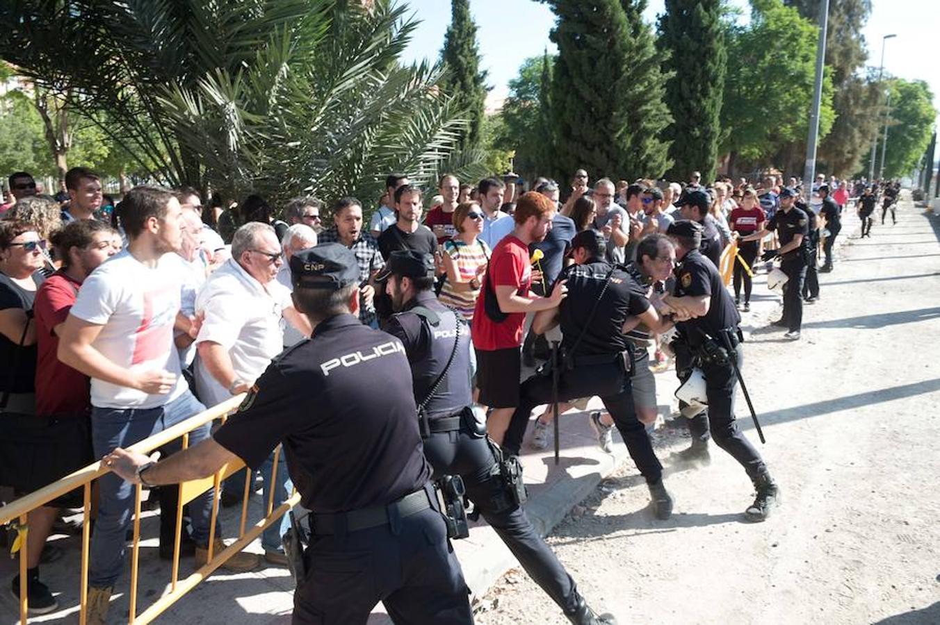 La reanudación de las obras ha encendido los ánimos de los vecinos que desde primera hora de esta mañana protestan en la vía provisional. Los momentos de mayor tensión se han producido esta mañana cuando la gente ha intentado quitar las vallas y los agentes lo han impedido formando una columna. 