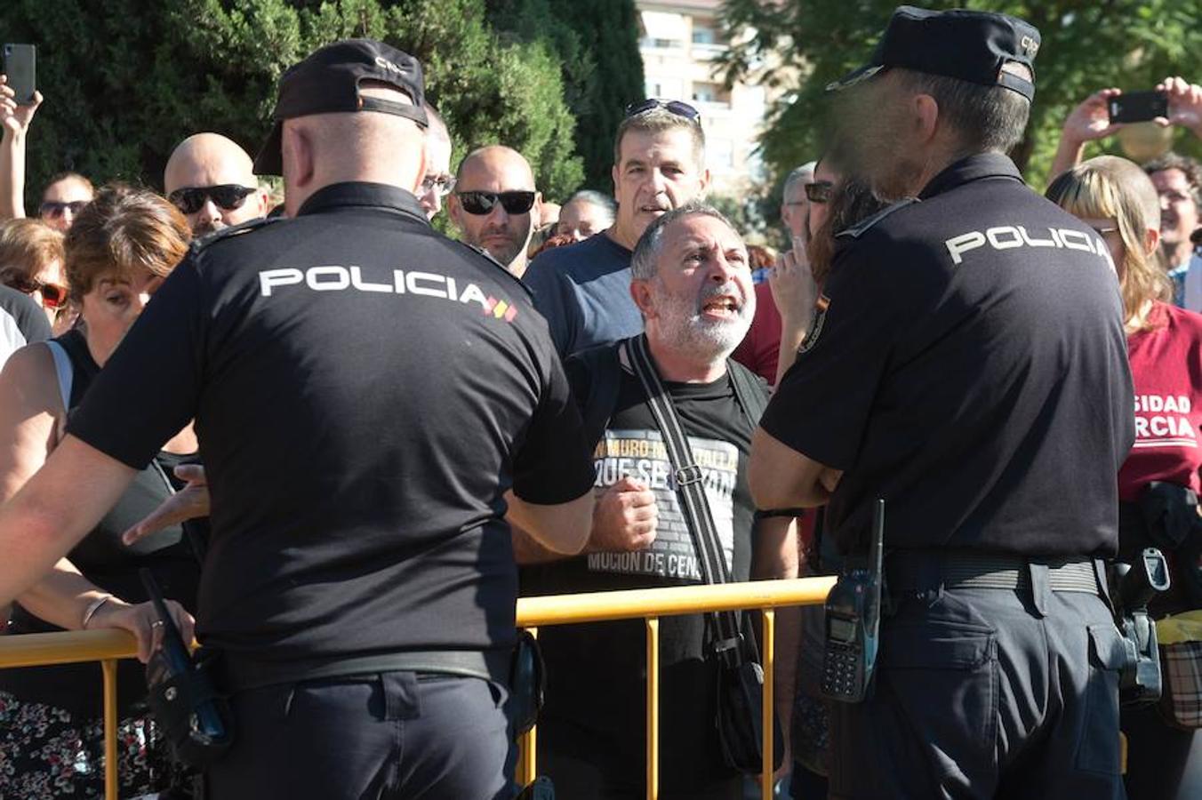 La reanudación de las obras ha encendido los ánimos de los vecinos que desde primera hora de esta mañana protestan en la vía provisional. Los momentos de mayor tensión se han producido esta mañana cuando la gente ha intentado quitar las vallas y los agentes lo han impedido formando una columna. 