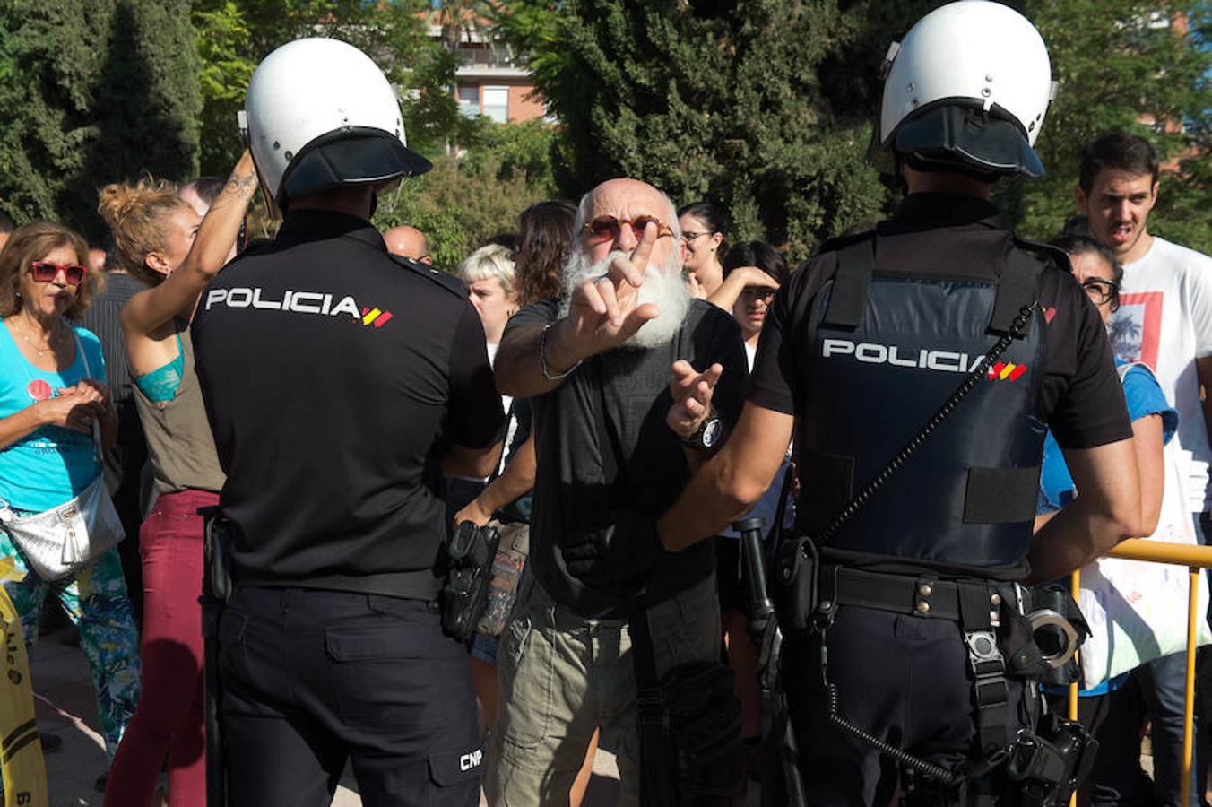 La reanudación de las obras ha encendido los ánimos de los vecinos que desde primera hora de esta mañana protestan en la vía provisional. Los momentos de mayor tensión se han producido esta mañana cuando la gente ha intentado quitar las vallas y los agentes lo han impedido formando una columna. 