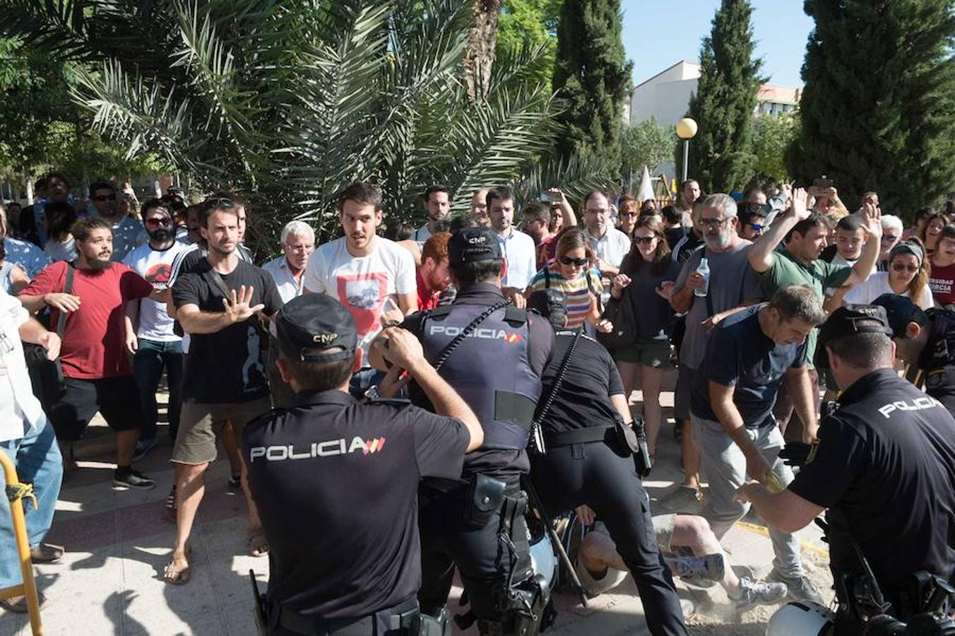 La reanudación de las obras ha encendido los ánimos de los vecinos que desde primera hora de esta mañana protestan en la vía provisional. Los momentos de mayor tensión se han producido esta mañana cuando la gente ha intentado quitar las vallas y los agentes lo han impedido formando una columna. 