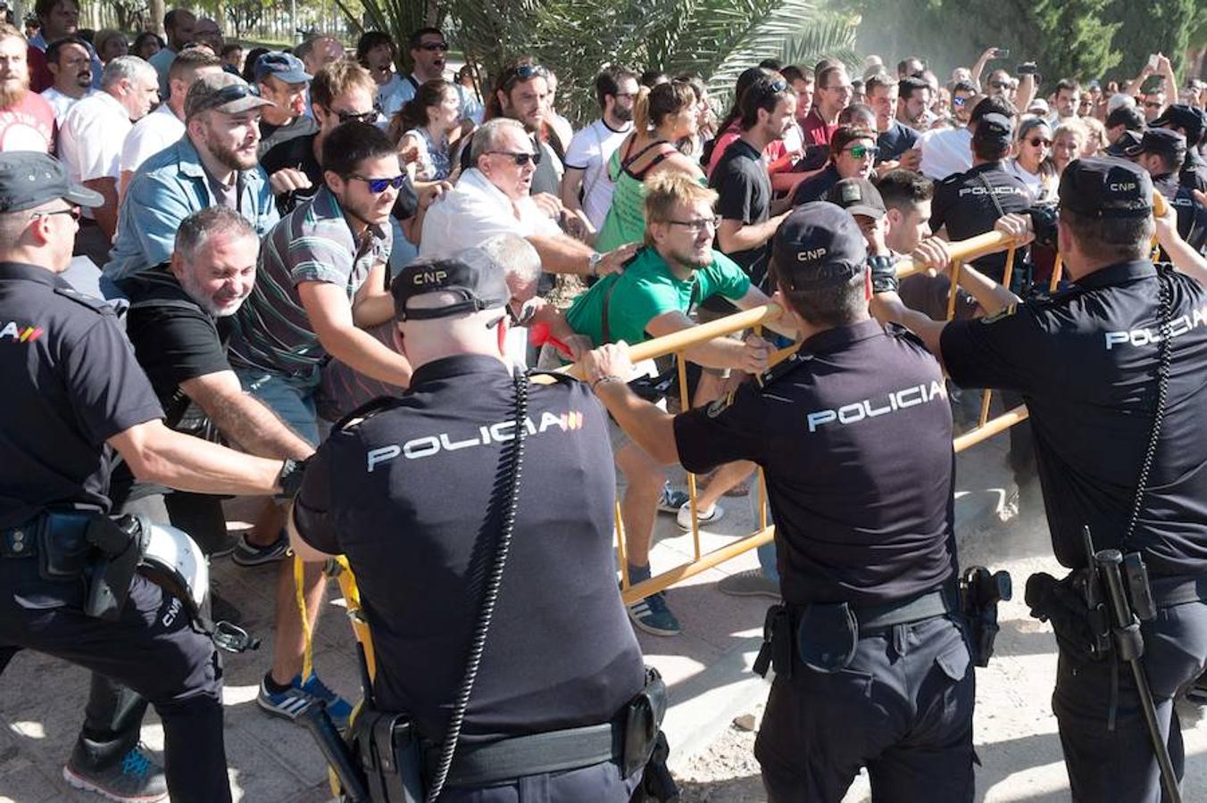 La reanudación de las obras ha encendido los ánimos de los vecinos que desde primera hora de esta mañana protestan en la vía provisional. Los momentos de mayor tensión se han producido esta mañana cuando la gente ha intentado quitar las vallas y los agentes lo han impedido formando una columna. 