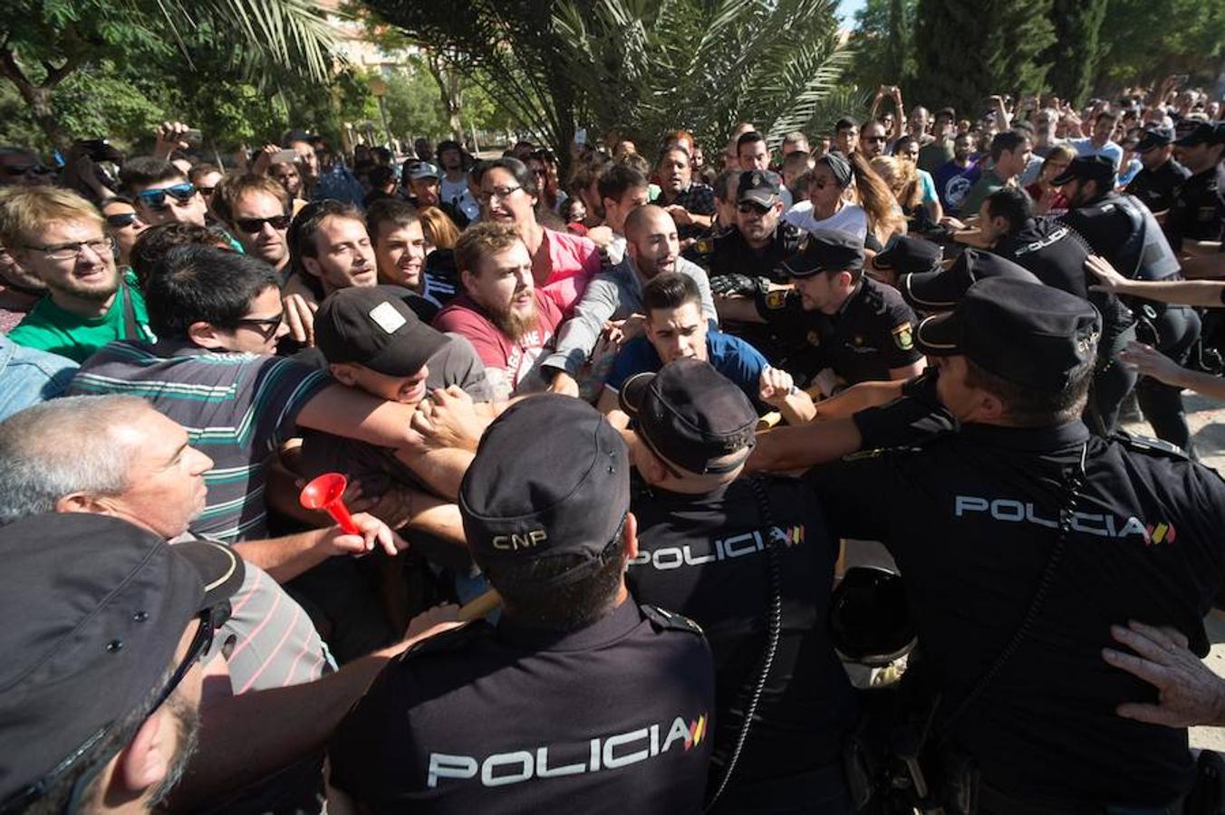 La reanudación de las obras ha encendido los ánimos de los vecinos que desde primera hora de esta mañana protestan en la vía provisional. Los momentos de mayor tensión se han producido esta mañana cuando la gente ha intentado quitar las vallas y los agentes lo han impedido formando una columna. 