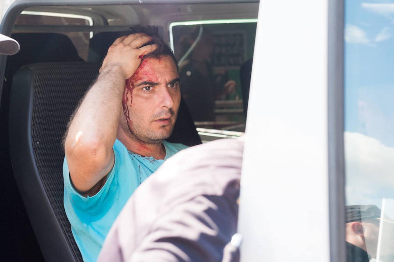 La reanudación de las obras ha encendido los ánimos de los vecinos que desde primera hora de esta mañana protestan en la vía provisional. Los momentos de mayor tensión se han producido esta mañana cuando la gente ha intentado quitar las vallas y los agentes lo han impedido formando una columna. 