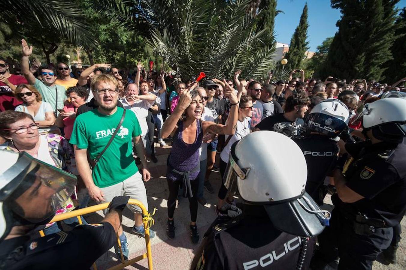 La reanudación de las obras ha encendido los ánimos de los vecinos que desde primera hora de esta mañana protestan en la vía provisional. Los momentos de mayor tensión se han producido esta mañana cuando la gente ha intentado quitar las vallas y los agentes lo han impedido formando una columna. 