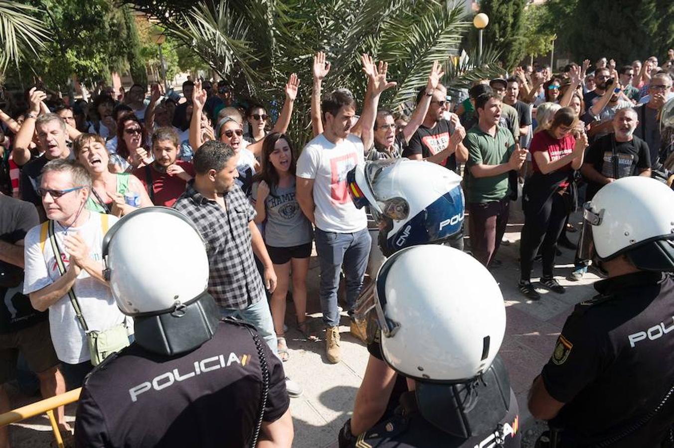 La reanudación de las obras ha encendido los ánimos de los vecinos que desde primera hora de esta mañana protestan en la vía provisional. Los momentos de mayor tensión se han producido esta mañana cuando la gente ha intentado quitar las vallas y los agentes lo han impedido formando una columna. 