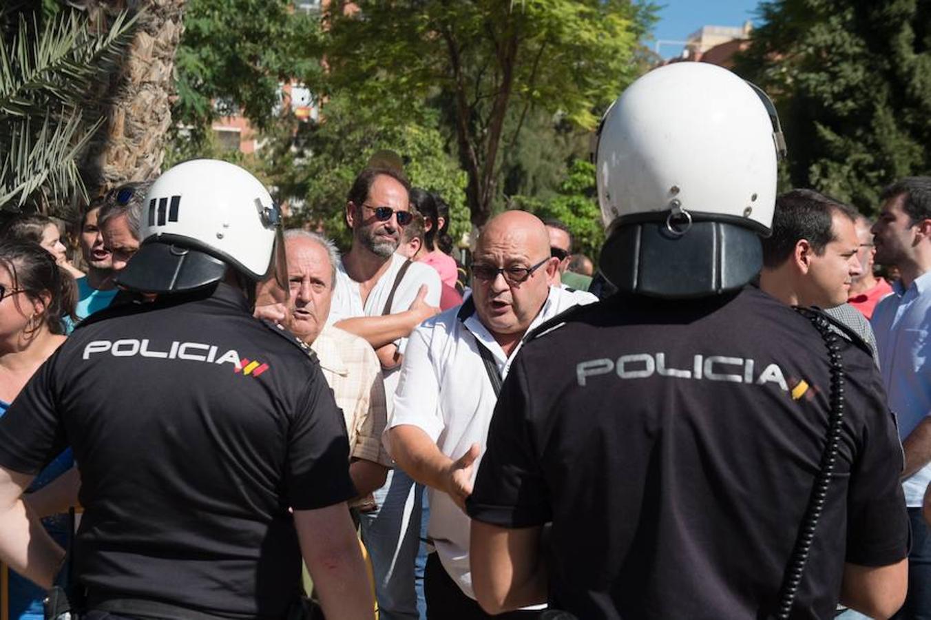 La reanudación de las obras ha encendido los ánimos de los vecinos que desde primera hora de esta mañana protestan en la vía provisional. Los momentos de mayor tensión se han producido esta mañana cuando la gente ha intentado quitar las vallas y los agentes lo han impedido formando una columna. 