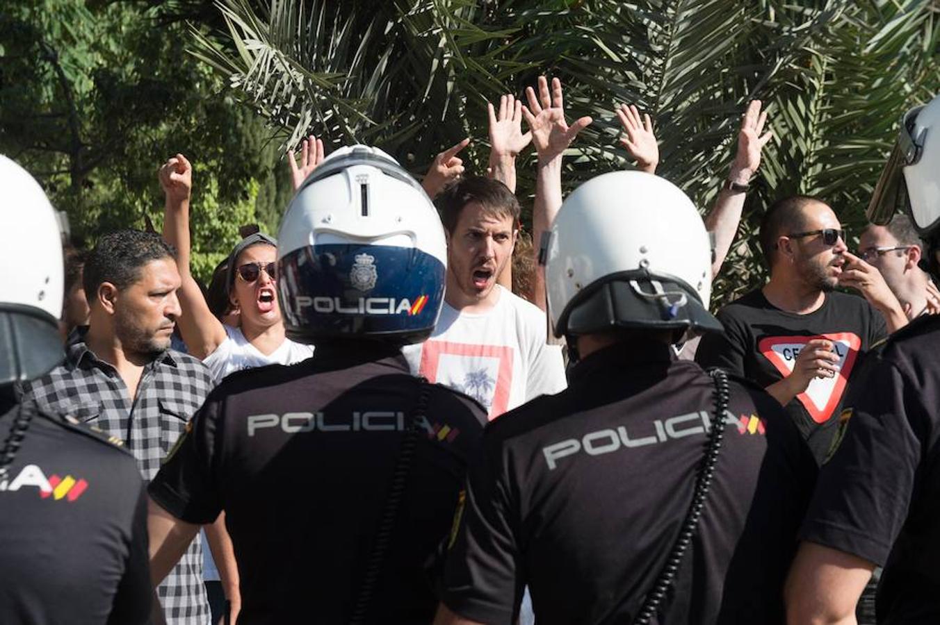 La reanudación de las obras ha encendido los ánimos de los vecinos que desde primera hora de esta mañana protestan en la vía provisional. Los momentos de mayor tensión se han producido esta mañana cuando la gente ha intentado quitar las vallas y los agentes lo han impedido formando una columna. 