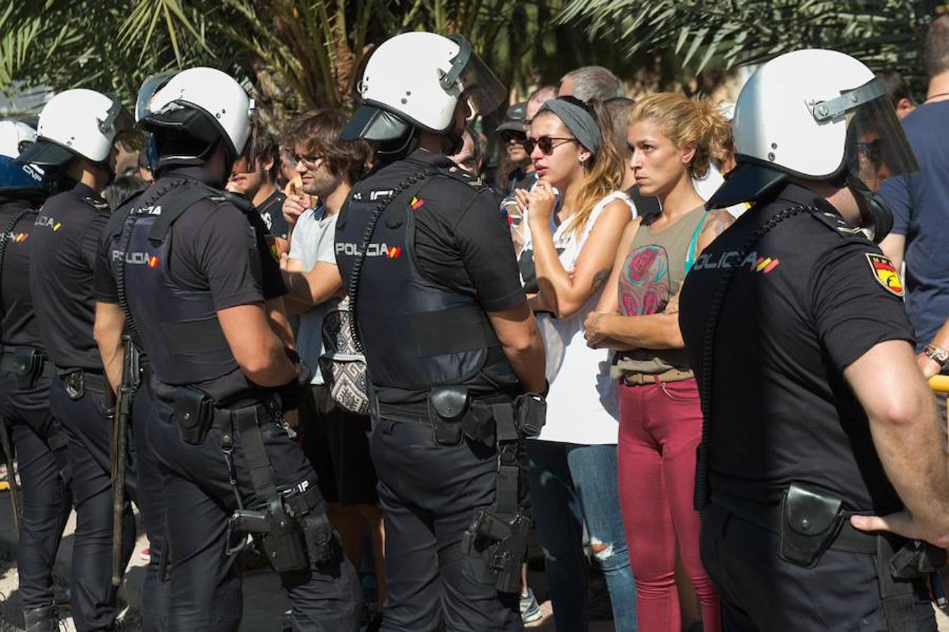 La reanudación de las obras ha encendido los ánimos de los vecinos que desde primera hora de esta mañana protestan en la vía provisional. Los momentos de mayor tensión se han producido esta mañana cuando la gente ha intentado quitar las vallas y los agentes lo han impedido formando una columna. 