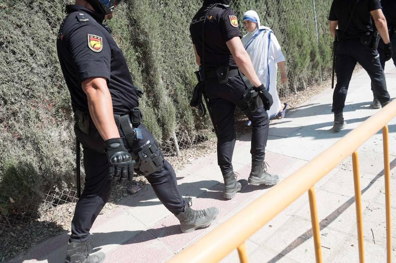 La reanudación de las obras ha encendido los ánimos de los vecinos que desde primera hora de esta mañana protestan en la vía provisional. Los momentos de mayor tensión se han producido esta mañana cuando la gente ha intentado quitar las vallas y los agentes lo han impedido formando una columna. 