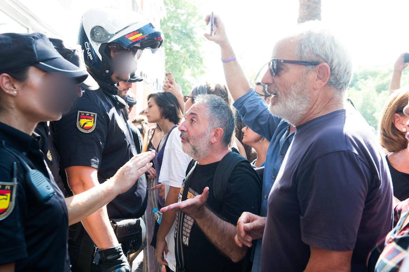 La reanudación de las obras ha encendido los ánimos de los vecinos que desde primera hora de esta mañana protestan en la vía provisional. Los momentos de mayor tensión se han producido esta mañana cuando la gente ha intentado quitar las vallas y los agentes lo han impedido formando una columna. 