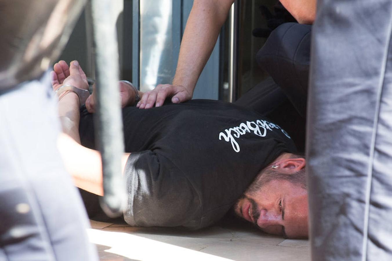 La reanudación de las obras ha encendido los ánimos de los vecinos que desde primera hora de esta mañana protestan en la vía provisional. Los momentos de mayor tensión se han producido esta mañana cuando la gente ha intentado quitar las vallas y los agentes lo han impedido formando una columna. 