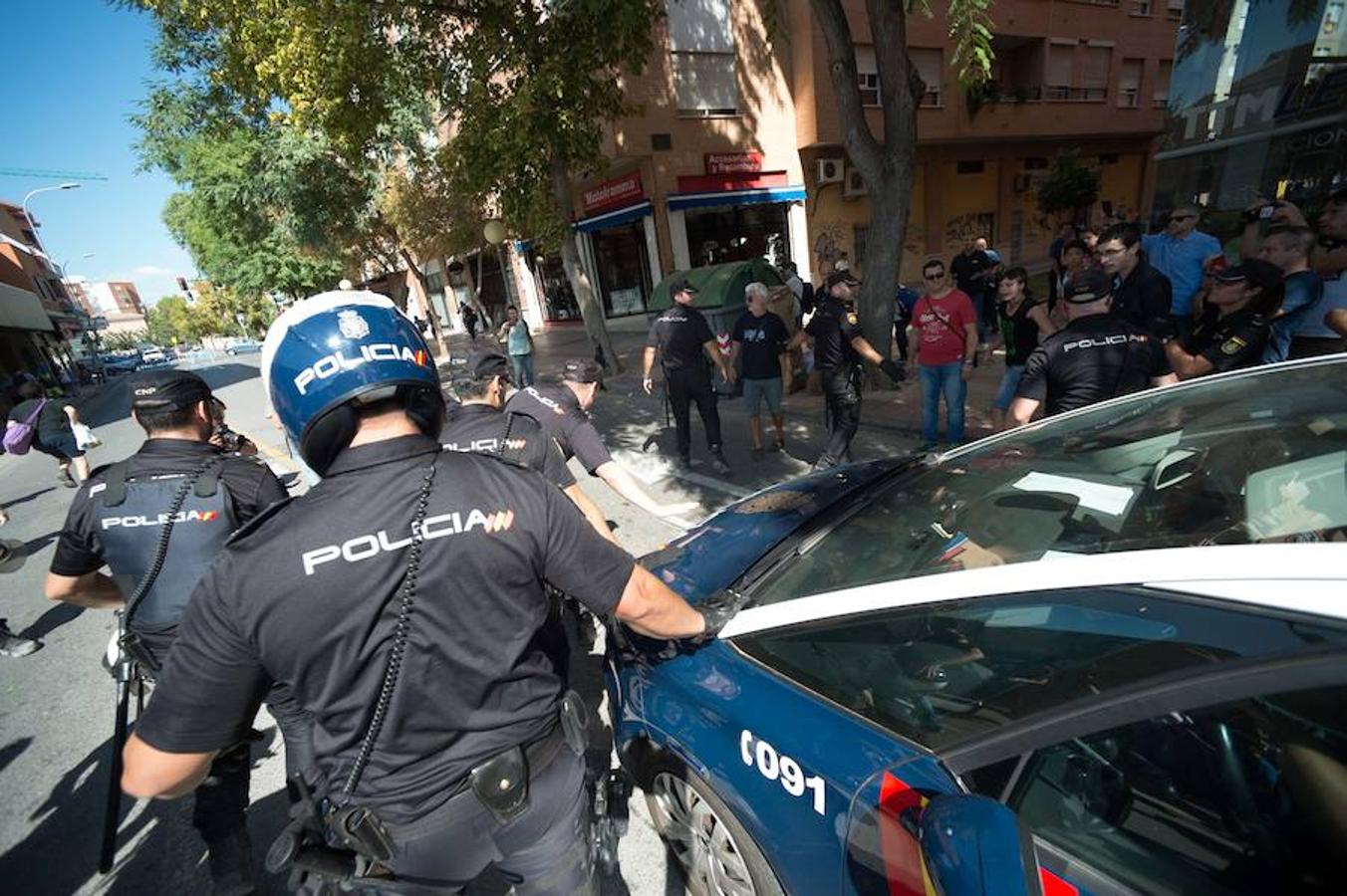 La reanudación de las obras ha encendido los ánimos de los vecinos que desde primera hora de esta mañana protestan en la vía provisional. Los momentos de mayor tensión se han producido esta mañana cuando la gente ha intentado quitar las vallas y los agentes lo han impedido formando una columna. 