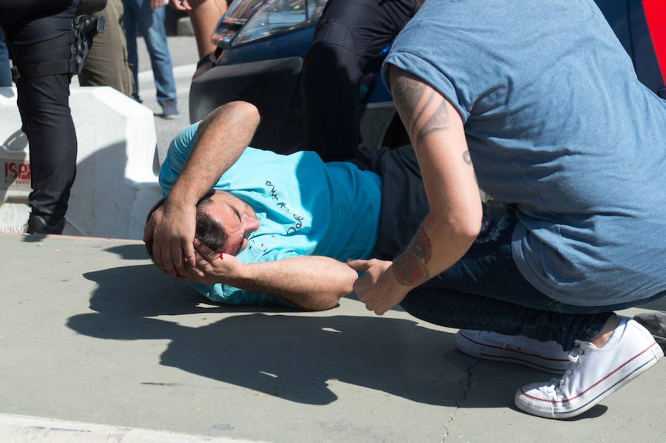 La reanudación de las obras ha encendido los ánimos de los vecinos que desde primera hora de esta mañana protestan en la vía provisional. Los momentos de mayor tensión se han producido esta mañana cuando la gente ha intentado quitar las vallas y los agentes lo han impedido formando una columna. 