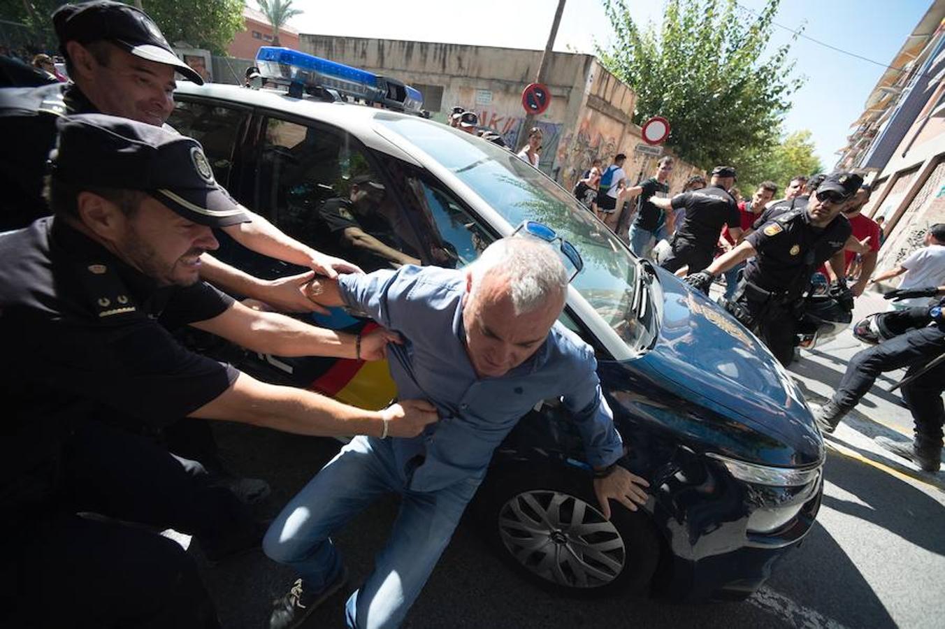 La reanudación de las obras ha encendido los ánimos de los vecinos que desde primera hora de esta mañana protestan en la vía provisional. Los momentos de mayor tensión se han producido esta mañana cuando la gente ha intentado quitar las vallas y los agentes lo han impedido formando una columna. 