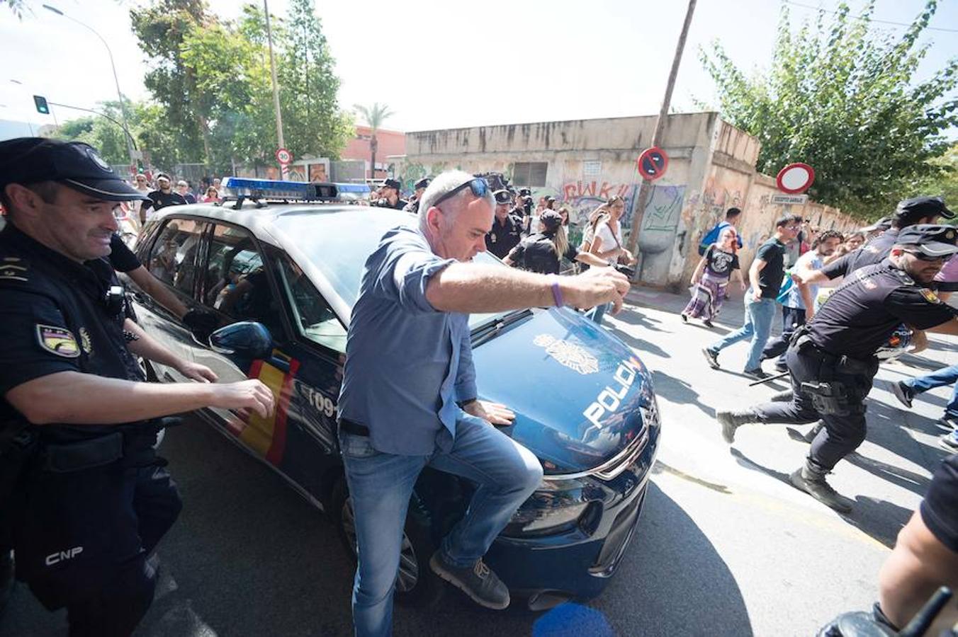 La reanudación de las obras ha encendido los ánimos de los vecinos que desde primera hora de esta mañana protestan en la vía provisional. Los momentos de mayor tensión se han producido esta mañana cuando la gente ha intentado quitar las vallas y los agentes lo han impedido formando una columna. 