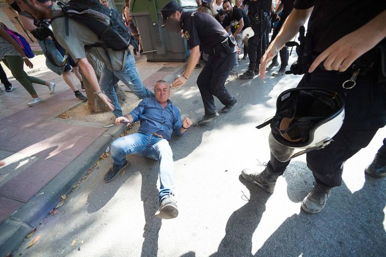 La reanudación de las obras ha encendido los ánimos de los vecinos que desde primera hora de esta mañana protestan en la vía provisional. Los momentos de mayor tensión se han producido esta mañana cuando la gente ha intentado quitar las vallas y los agentes lo han impedido formando una columna. 