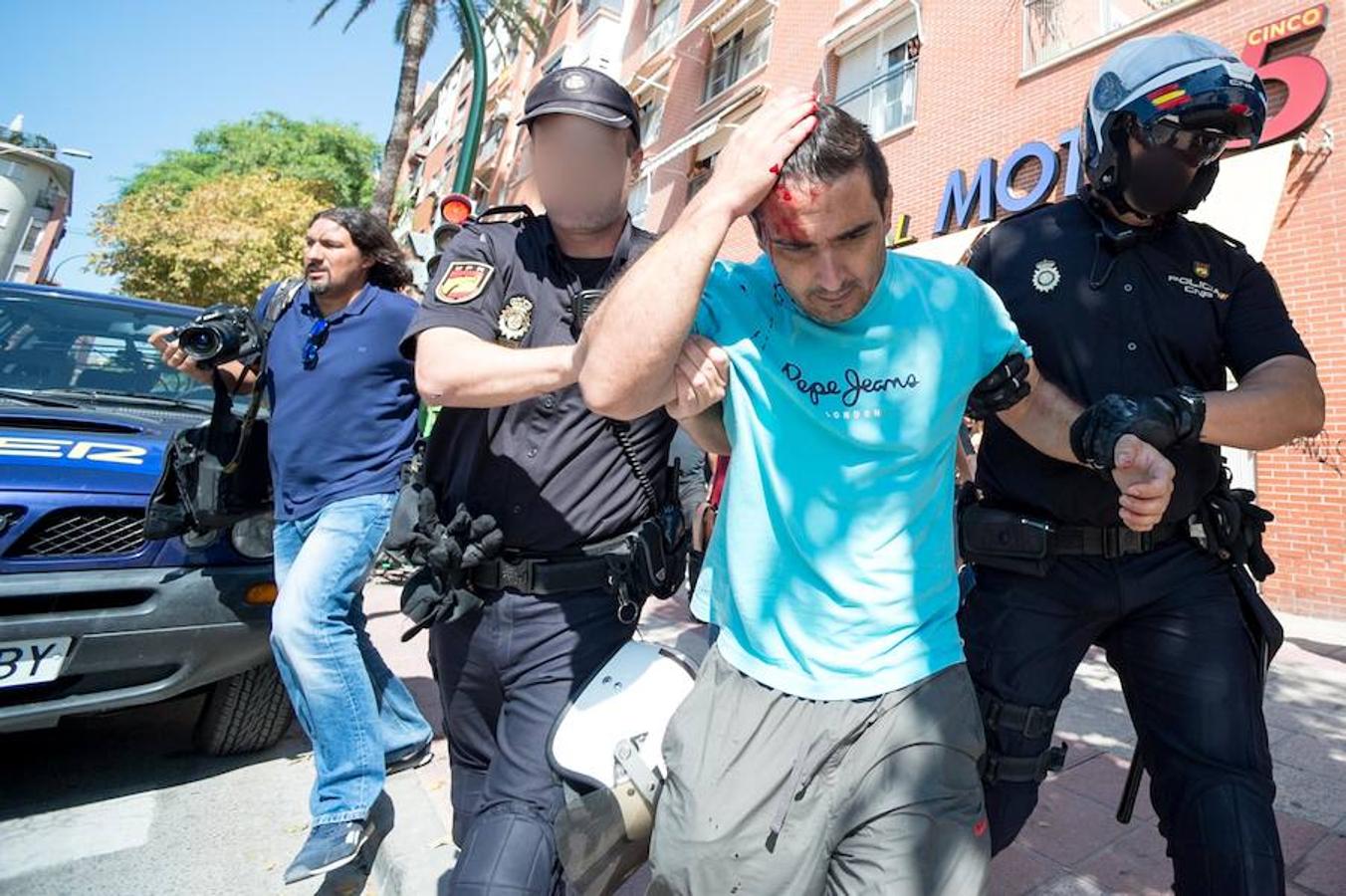 La reanudación de las obras ha encendido los ánimos de los vecinos que desde primera hora de esta mañana protestan en la vía provisional. Los momentos de mayor tensión se han producido esta mañana cuando la gente ha intentado quitar las vallas y los agentes lo han impedido formando una columna. 