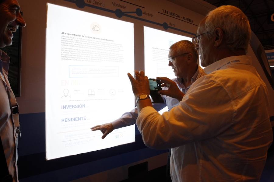 Más de dos mil empresarios de todo el país participan en la reunión a favor de esta infraestructura ferroviaria, entre ellos una nutrida representación de los de la Región de Murcia, encabezados por el presidente de Croem, José María Albarracín. 