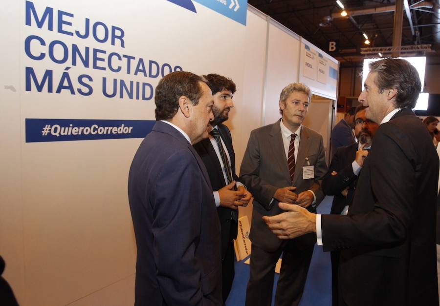 Más de dos mil empresarios de todo el país participan en la reunión a favor de esta infraestructura ferroviaria, entre ellos una nutrida representación de los de la Región de Murcia, encabezados por el presidente de Croem, José María Albarracín. 