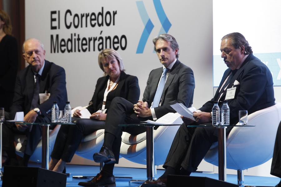 Más de dos mil empresarios de todo el país participan en la reunión a favor de esta infraestructura ferroviaria, entre ellos una nutrida representación de los de la Región de Murcia, encabezados por el presidente de Croem, José María Albarracín. 
