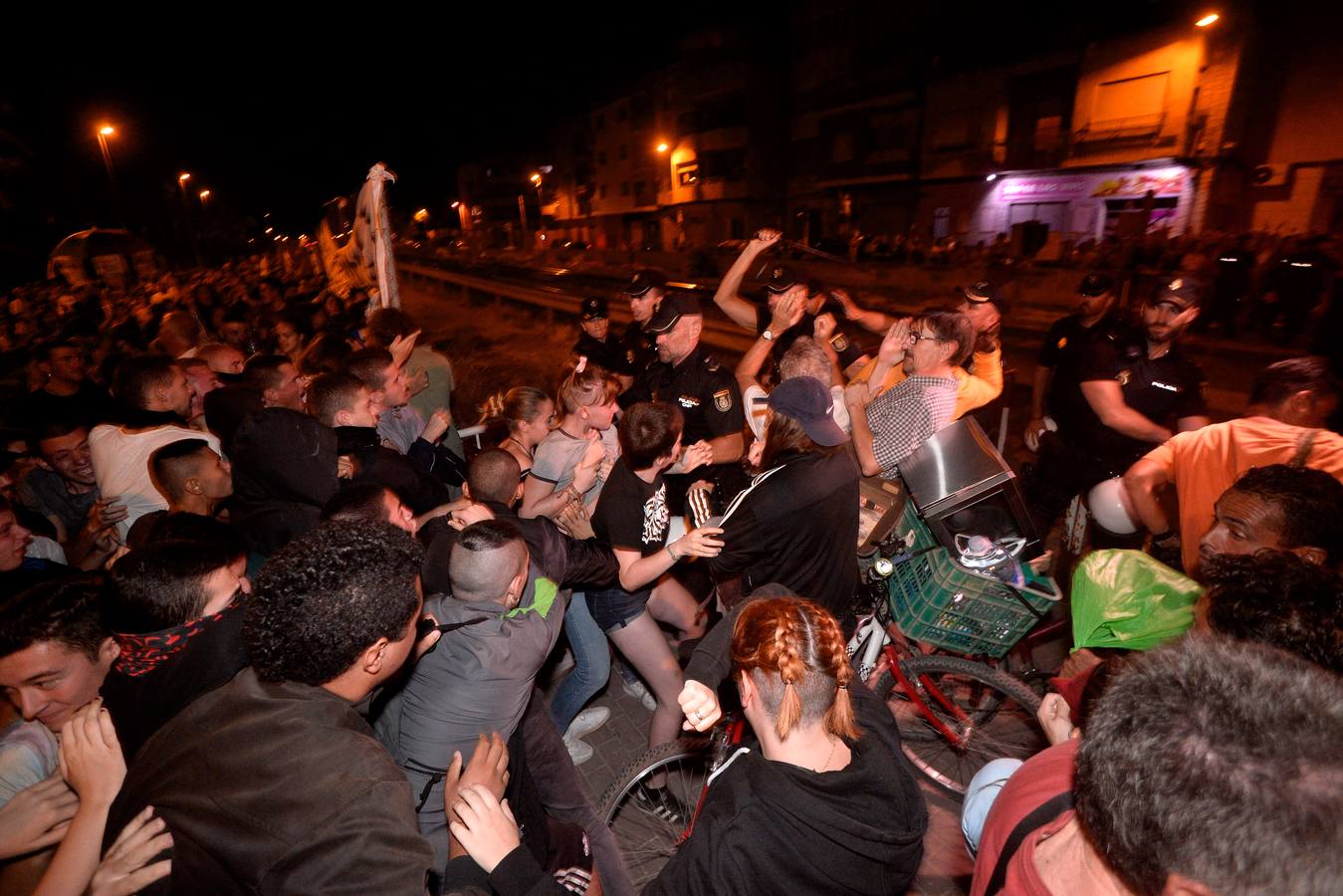 Un grupo de unos 40 radicales protagoniza varios altercados durante la concentración contra las obras del AVE